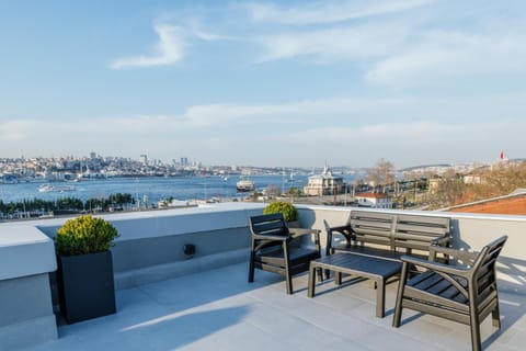 Natural landscape, View (from property/room), Balcony/Terrace, Seating area, City view, Landmark view, Sea view, Street view, Quiet street view