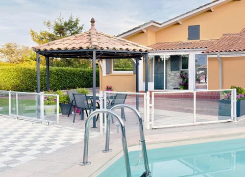 Property building, Garden, Swimming pool, Parking