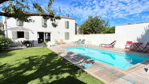 Property building, Patio, Garden, Garden view, Pool view, Swimming pool, sunbed