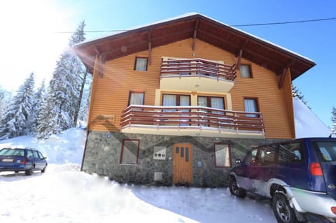 Property building, Facade/entrance, Day, Winter, Balcony/Terrace