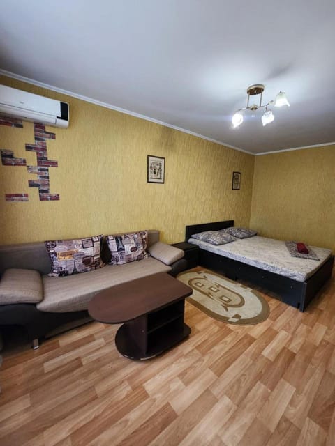 Bed, TV and multimedia, Living room, Photo of the whole room, Seating area, Bedroom, air conditioner
