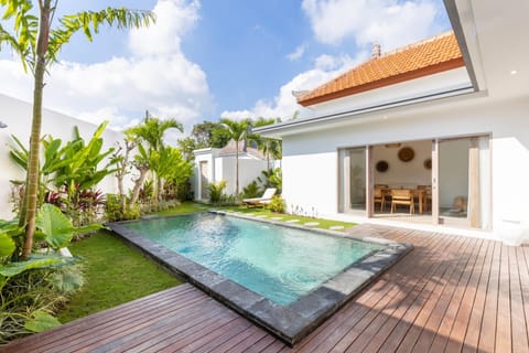 Property building, Patio, Day, Garden, Garden view, Pool view, Swimming pool, sunbed