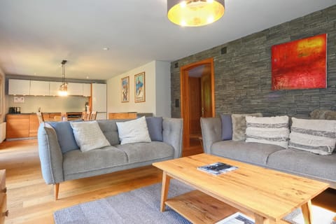 Kitchen or kitchenette, Living room, Seating area, Dining area
