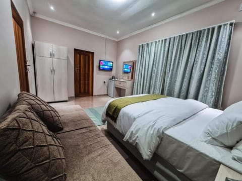 Bed, TV and multimedia, Living room, Photo of the whole room, wardrobe