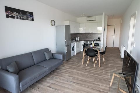 TV and multimedia, Kitchen or kitchenette, Living room, Seating area, Dining area, washing machine