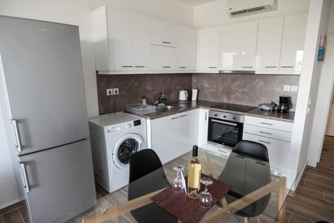 Kitchen or kitchenette, Dining area, pet friendly, stove, washing machine