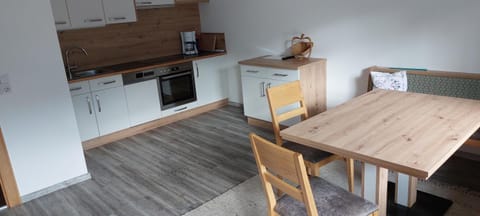 Shower, Toilet, Bed, Property logo or sign, TV and multimedia, Balcony/Terrace, Kitchen or kitchenette, Photo of the whole room, Dining area, Bedroom, Pets, Guests, Mountain view, Area and facilities, children, young children, older children, group of guests, Family, furniture, hair dryier, heating, internet, pet friendly, towels, wardrobe