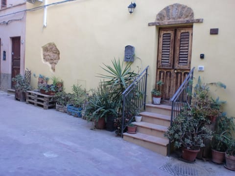 Patio, Facade/entrance