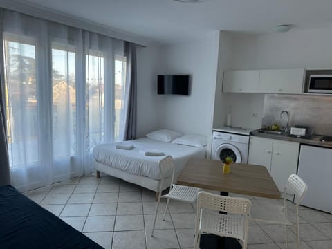 Property building, Bed, TV and multimedia, Kitchen or kitchenette, Living room, Photo of the whole room, Seating area, Dining area, Bedroom, minibar, towels