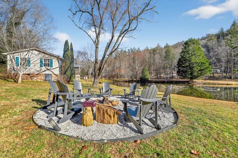 Twin Ponds Retreat-pond Hot Tub Fire Pit Game Room Pet Friendly House in Swain County