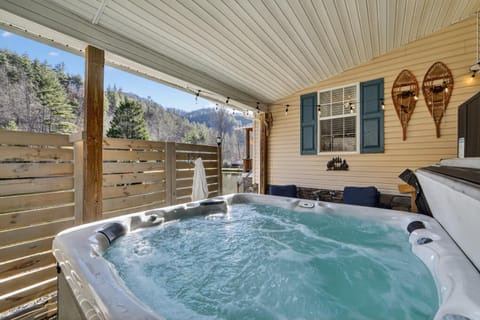 Twin Ponds Retreat-pond Hot Tub Fire Pit Game Room Pet Friendly House in Swain County