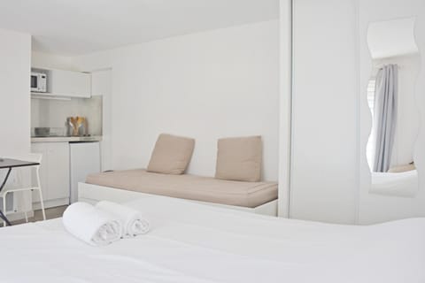 Property building, Bed, Kitchen or kitchenette, Living room, Photo of the whole room, Seating area, Bedroom, towels