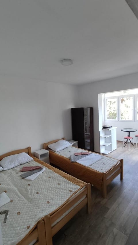 Bed, TV and multimedia, Photo of the whole room, Bedroom, towels