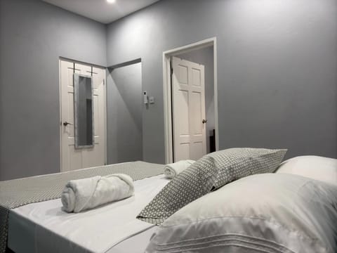 Bed, Bedroom, towels