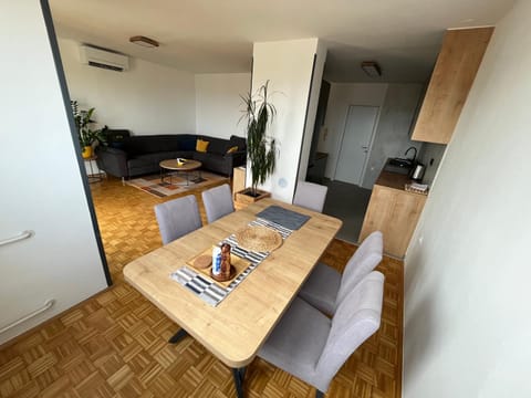 Kitchen or kitchenette, Living room, Seating area, Dining area