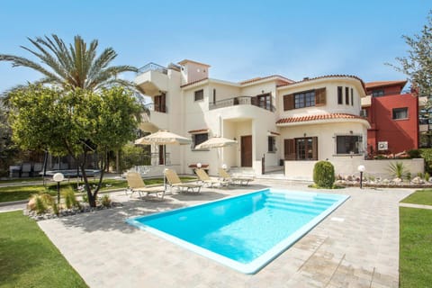 Property building, Garden, Swimming pool, Swimming pool, Breakfast