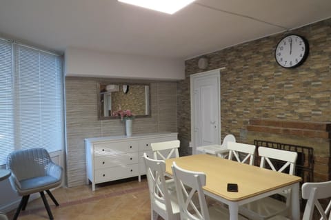 Restaurant/places to eat, Living room