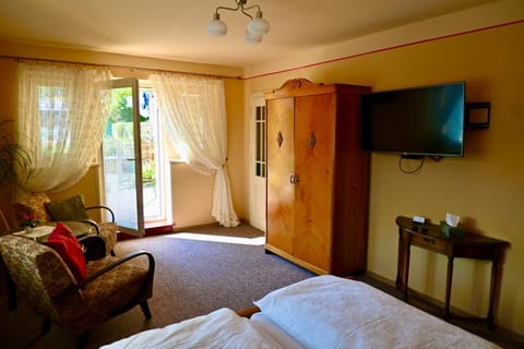 Bed, TV and multimedia, Balcony/Terrace, Seating area, Bedroom, wardrobe