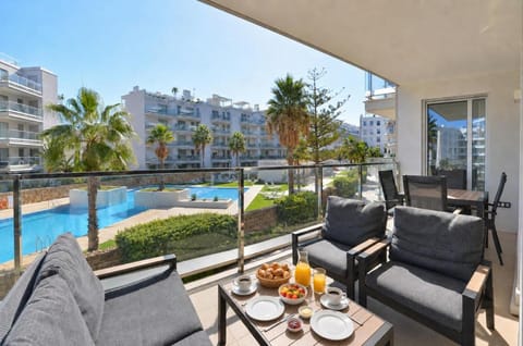 Property building, View (from property/room), Balcony/Terrace, Seating area, Dining area, Pool view