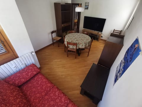 Communal lounge/ TV room, TV and multimedia, Living room, Seating area, Dining area