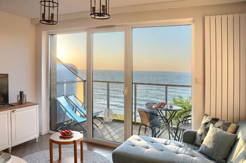 TV and multimedia, View (from property/room), Balcony/Terrace, Living room, Seating area, Dining area, Sea view