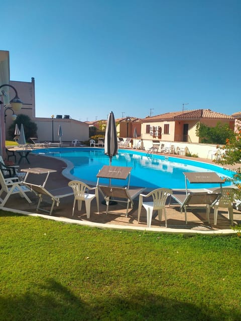 Pool view, Swimming pool, sunbed
