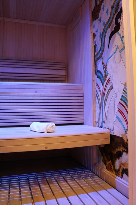 Photo of the whole room, towels