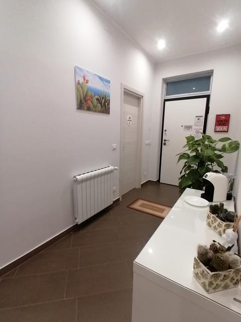 Facade/entrance, Coffee/tea facilities