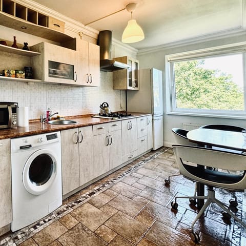 Kitchen or kitchenette, Dining area, pet friendly, washing machine, dryer