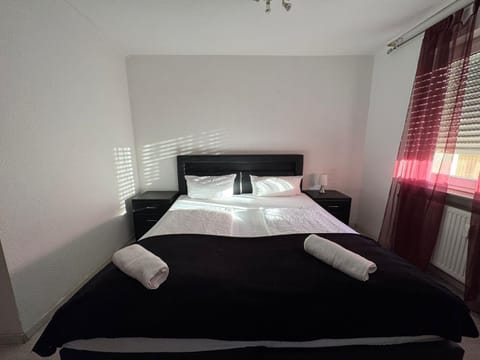 Bed, Photo of the whole room, Decorative detail, Bedroom, heating, towels