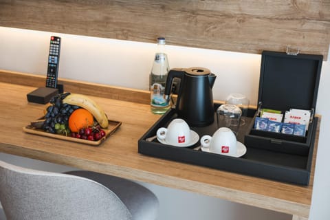 Coffee/tea facilities, Food and drinks, minibar