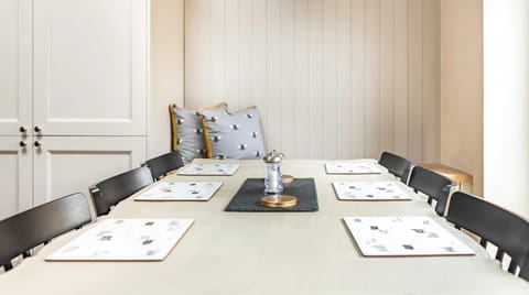 Seating area, Dining area