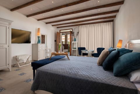 Bed, Living room, Photo of the whole room, Seating area, Bedroom