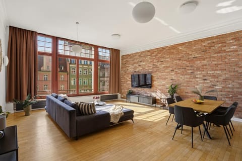 Communal lounge/ TV room, TV and multimedia, Living room, Dining area, City view