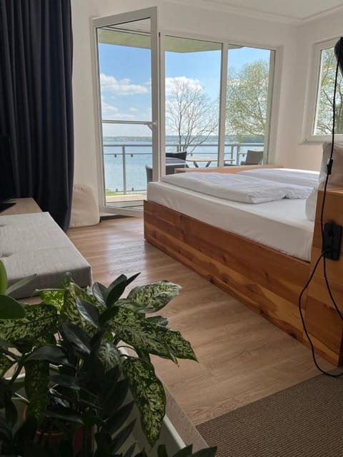 Design-Suite am See Apartment in Plön