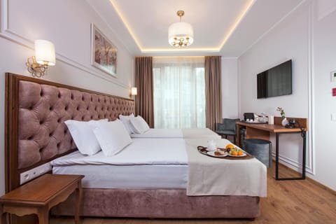 Bed, TV and multimedia, Photo of the whole room, Seating area, Bedroom, Family, heating