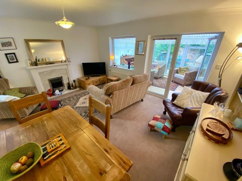 Spacious Two Bedroom House - TM House in Southport