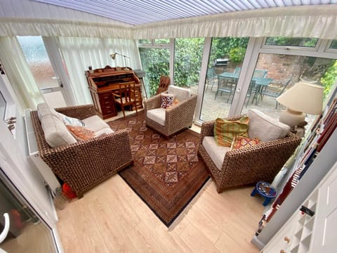 Spacious Two Bedroom House - TM House in Southport