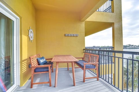 Waterfront Condo with Arcade in Treasure Island! Apartment in Treasure Island