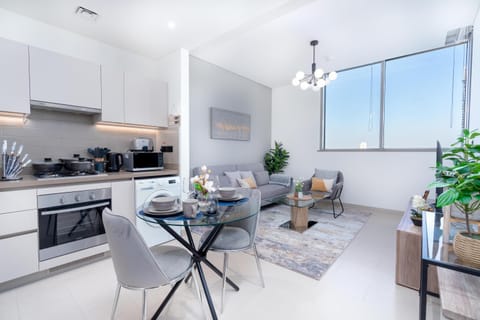 Kitchen or kitchenette, Living room, Seating area, Dining area