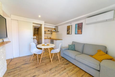 TV and multimedia, Kitchen or kitchenette, Living room, Seating area, Dining area, minibar