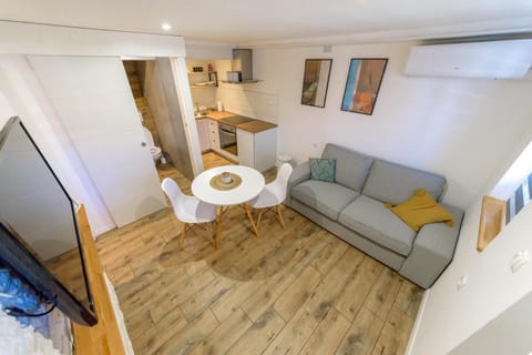 TV and multimedia, Kitchen or kitchenette, Living room, Seating area