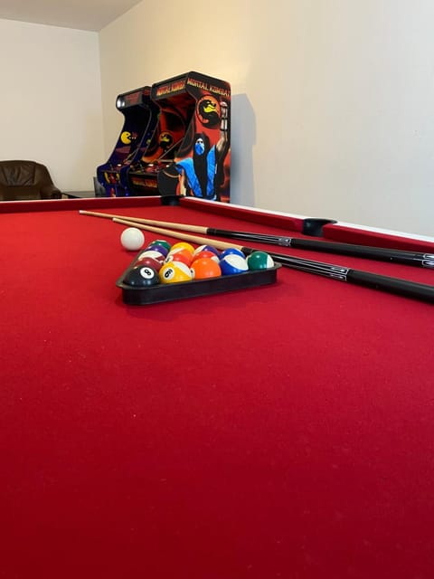 Billiard, Game Room