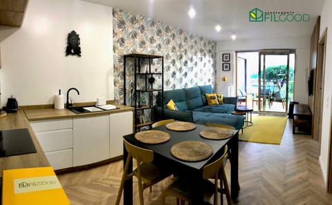 Kitchen or kitchenette, Living room, Seating area, Dining area