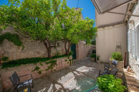 Property building, Patio, Facade/entrance, Garden