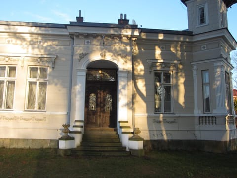 Facade/entrance