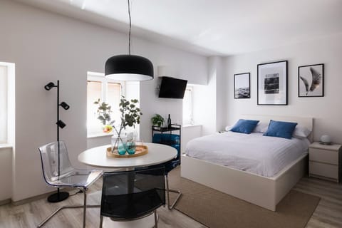 Bed, TV and multimedia, Living room, Seating area, Dining area, Bedroom