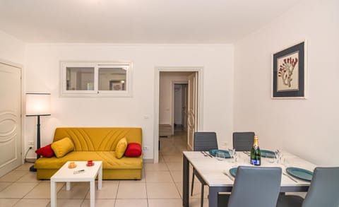 Living room, Seating area, Dining area, Lunch