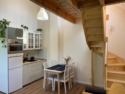 Kitchen or kitchenette, Dining area