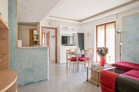 TV and multimedia, Kitchen or kitchenette, Living room, Lounge or bar, Seating area, Dining area